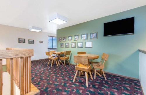 Buffalo Hotel | Budget-Friendly Stay at Super 8 by Wyndham Buffalo