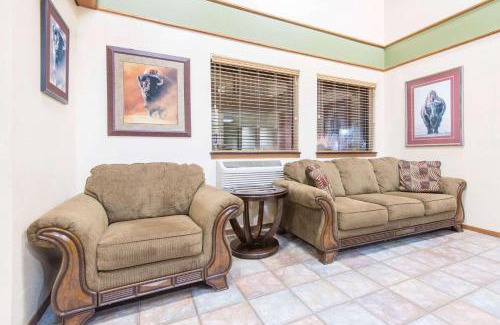 Buffalo Hotel | Budget-Friendly Stay at Super 8 by Wyndham Buffalo