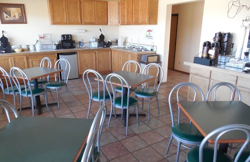 Buffalo Hotel | Budget-Friendly Super 8 by Wyndham Buffalo with Breakfast