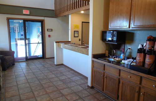 Buffalo Hotel | Budget-Friendly Super 8 by Wyndham Buffalo with Breakfast