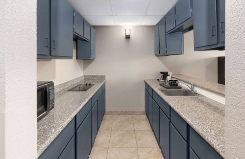 Buffalo Hotel | Comfortable Super 8 by Wyndham Buffalo with Spa and Dining