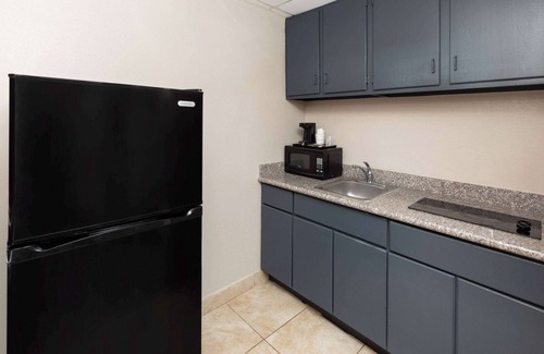 Buffalo Hotel | Comfortable Super 8 by Wyndham Buffalo with Spa and Dining