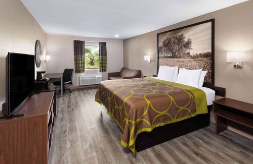 Buffalo Hotel | Comfortable Super 8 by Wyndham Buffalo with Spa and Dining