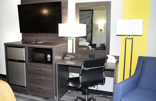 Lewistown Hotel | Eco-Friendly Stay at Super 8 by Wyndham Burnham/Lewistown