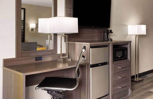 Lewistown Hotel | Eco-Friendly Stay at Super 8 by Wyndham Burnham/Lewistown