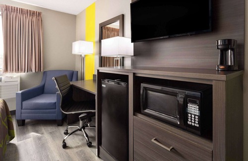 Lewistown Hotel | Eco-Friendly Stay at Super 8 by Wyndham Burnham/Lewistown