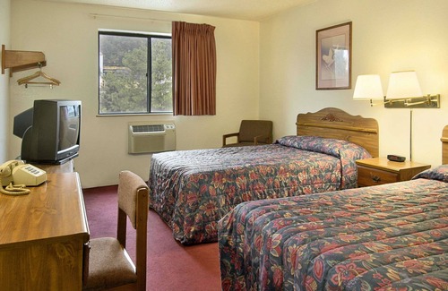Butler Hotel | Budget-Friendly Super 8 by Wyndham Butler with Breakfast & More