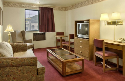 Butler Hotel | Budget-Friendly Super 8 by Wyndham Butler with Breakfast & More