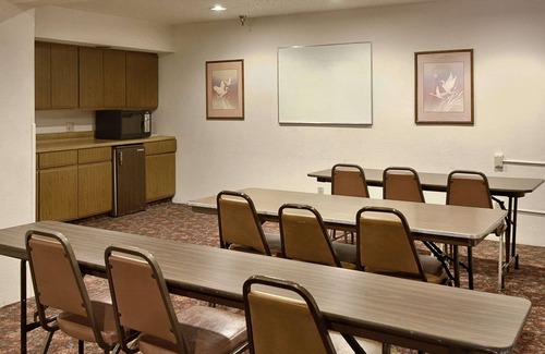 Butler Hotel | Budget-Friendly Super 8 by Wyndham Butler with Breakfast & More