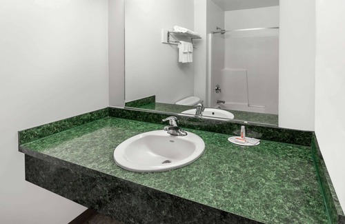 Medford Hotel | Comfortable Stay at Super 8 by Wyndham Central Pt Medford