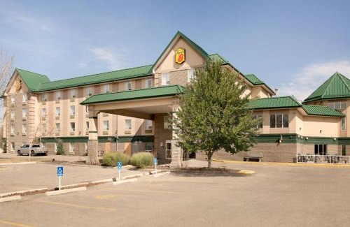 Southwest Calgary Hotel | Pet-Friendly Super 8 by Wyndham Calgary with Pool & Hot Tub