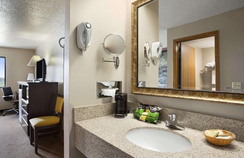 Cameron Hotel | Budget-Friendly Stay at Super 8 by Wyndham Cameron