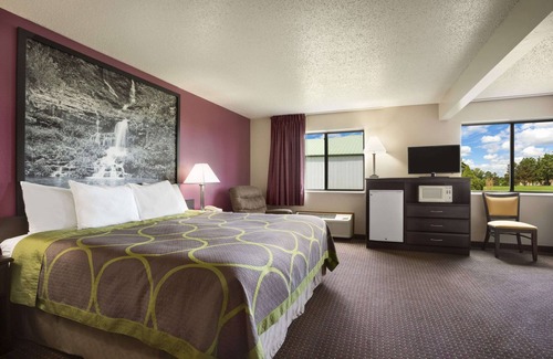 Cameron Hotel | Comfort Meets Convenience at Super 8 by Wyndham Cameron