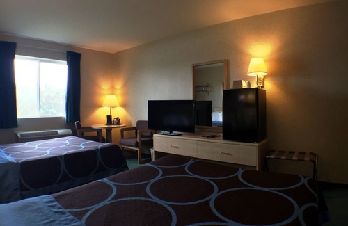 Canandaigua Hotel | Inviting Super 8 by Wyndham Canandaigua with Family Amenities