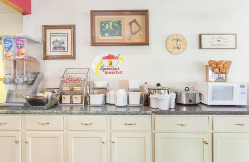 Carthage Hotel | Budget-Friendly Stay at Super 8 by Wyndham Carthage