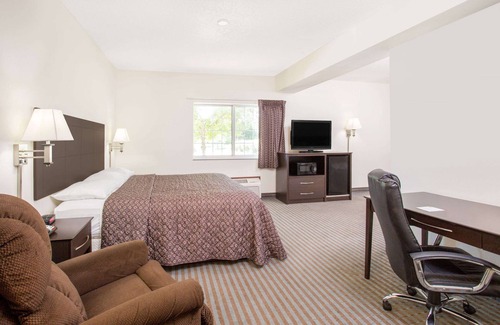 Cedar Falls Hotel | Discover Eco-Friendly Comfort at Super 8 Cedar Falls IA