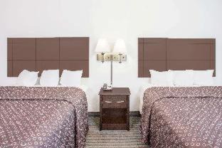 Cedar Falls Hotel | Pet-Friendly Super 8 Hotel in Cedar Falls with Pool Access