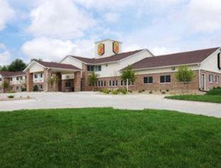 Cedar Falls Hotel | Pet-Friendly Super 8 Hotel in Cedar Falls with Pool Access