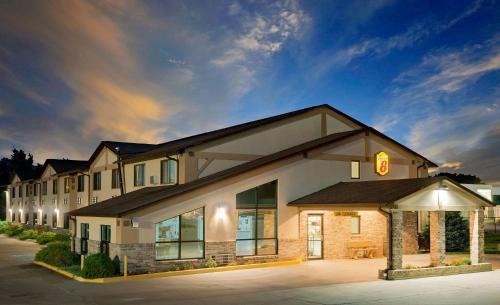 Centerville Hotel | Comfortable Stay at Super 8 by Wyndham Centerville