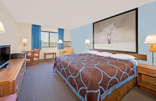 Centerville Hotel | Comfortable Stay at Super 8 by Wyndham Centerville