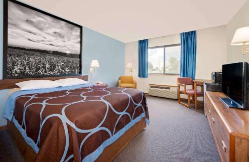 Centerville Hotel | Comfortable Stay at Super 8 by Wyndham Centerville