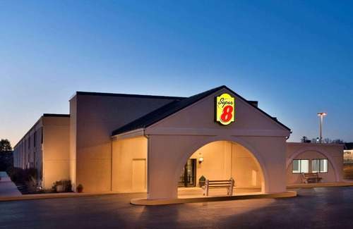 Scotland Hotel | Budget-Friendly Super 8 by Wyndham Chambersburg I-81 Hotel