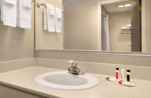 Scotland Hotel | Budget-Friendly Super 8 by Wyndham Chambersburg I-81 Hotel