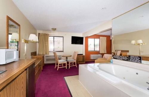 Chadron Hotel | Comfortable Stay at Super 8 by Wyndham Chadron NE
