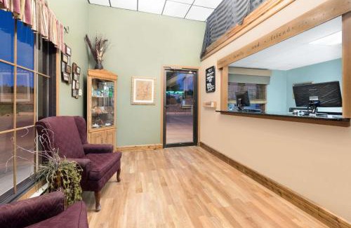 Chamberlain Hotel | Pet-Friendly Stay at Super 8 by Wyndham Chamberlain SD