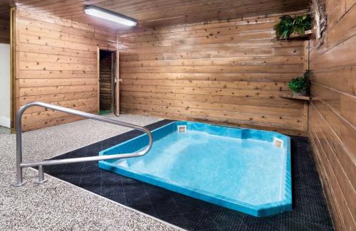 Chamberlain Hotel | Pet-Friendly Stay at Super 8 by Wyndham Chamberlain SD