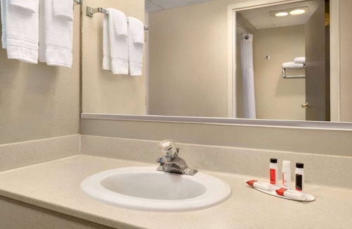 Scotland Hotel | Budget-Friendly Super 8 by Wyndham Chambersburg with Pool