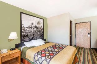 Chanute Hotel | Family-Friendly Super 8 by Wyndham Chanute with Pool Access