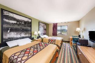 Chanute Hotel | Family-Friendly Super 8 by Wyndham Chanute with Pool Access