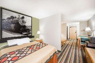 Chanute Hotel | Family-Friendly Super 8 by Wyndham Chanute with Pool Access