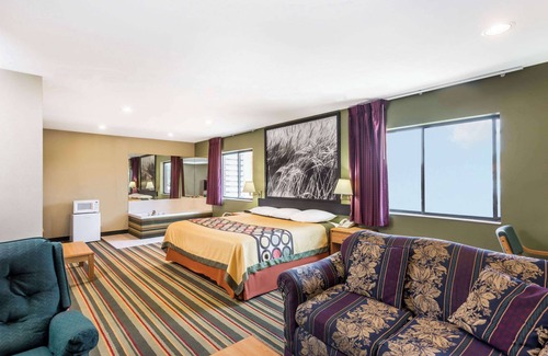 Chanute Hotel | Convenient Super 8 by Wyndham Chanute with Pool & Breakfast