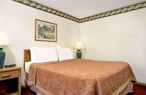 Chaska Hotel | Budget-Friendly Stay at Super 8 by Wyndham Chaska