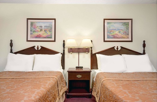 Chaska Hotel | Budget-Friendly Stay at Super 8 by Wyndham Chaska