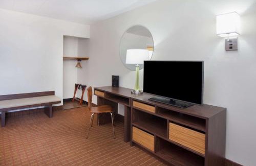 River Grove Hotel | Budget-Friendly Super 8 by Wyndham Chicago/Rosemont