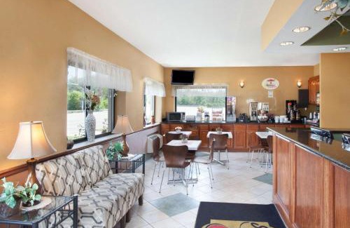 River Grove Hotel | Budget-Friendly Super 8 by Wyndham Chicago/Rosemont