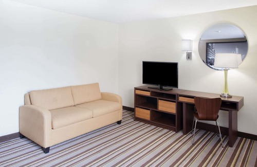 River Grove Hotel | Convenient Super 8 by Wyndham Chicago with Family Amenities