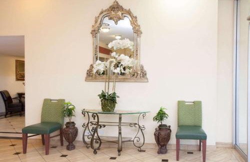 Melrose Park Hotel | Comfortable Stay at Super 8 by Wyndham Chicago Northlake