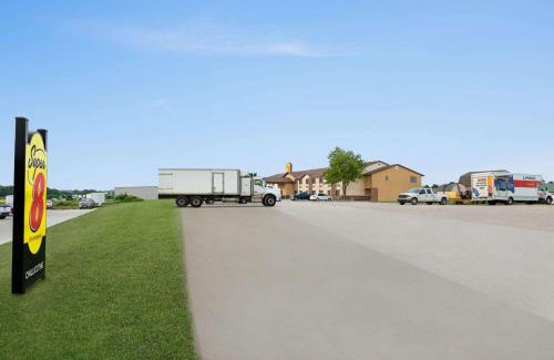 Chillicothe Hotel | Budget-Friendly Stay at Super 8 by Wyndham Chillicothe