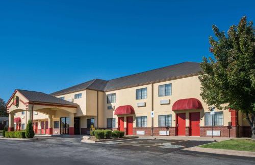 Claremore Hotel | Pet-Friendly Super 8 by Wyndham Claremore - Rated 8.1/10