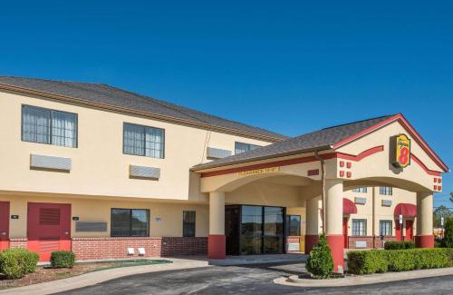 Claremore Hotel | Pet-Friendly Super 8 by Wyndham Claremore - Rated 8.1/10