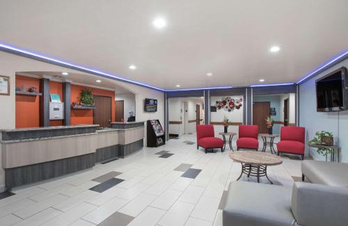 Claremore Hotel | Pet-Friendly Super 8 by Wyndham Claremore - Rated 8.1/10