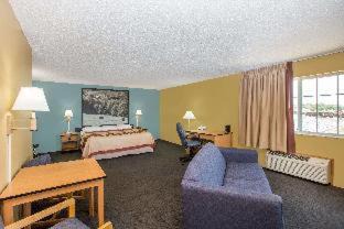Clarinda Hotel | Pet-Friendly Getaway at Super 8 by Wyndham Clarinda