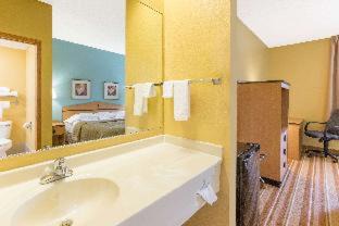 Clarinda Hotel | Pet-Friendly Getaway at Super 8 by Wyndham Clarinda