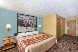 Clarinda Hotel | Pet-Friendly Getaway at Super 8 by Wyndham Clarinda