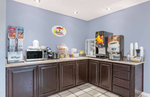 Cleburne Hotel | Budget-Friendly Stay at Super 8 by Wyndham Cleburne