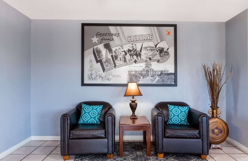 Cleburne Hotel | Budget-Friendly Stay at Super 8 by Wyndham Cleburne